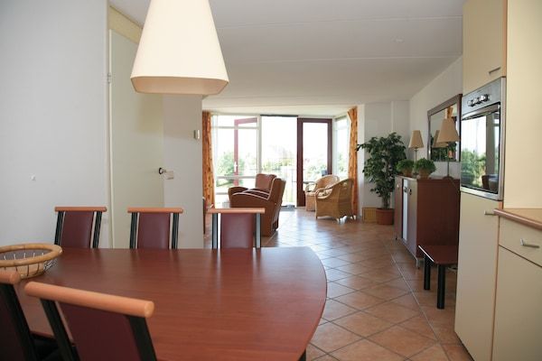 Woonkamer - Prachtige watervilla vlakbij het IJsselmeer in Medemblik (3)