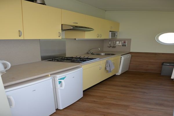 Keuken - Bungalow in Duinen met Nautische Stijl in 's-Gravenzande (3)