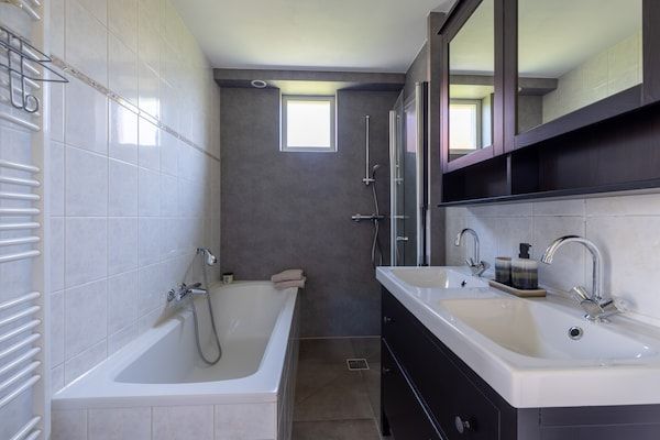 Badkamer - Vrijstaande vakantiewoning voor 6 personen met tuin nabij het IJsselmeer in Andijk (2)