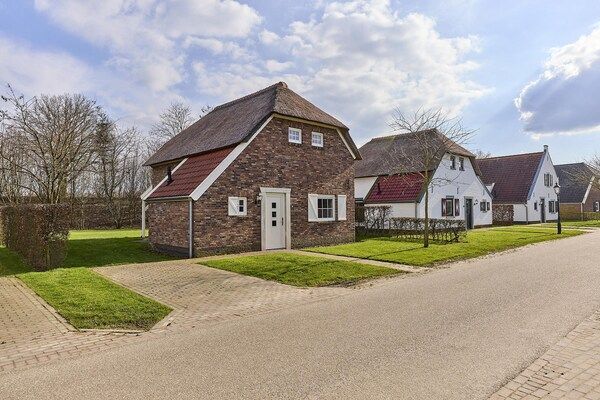 Buitenkant - Boerderij in Limburg met Subtropisch Zwembad in Roggel (1)