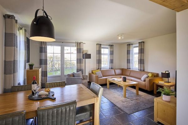 Woonkamer - Boerderij in Limburg bij Maasplassen in Roggel (2)