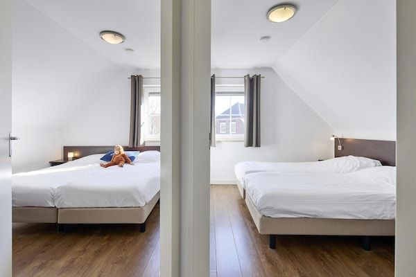 Slaapkamer - Boerderij in Limburg met Subtropisch Zwembad in Roggel (5)