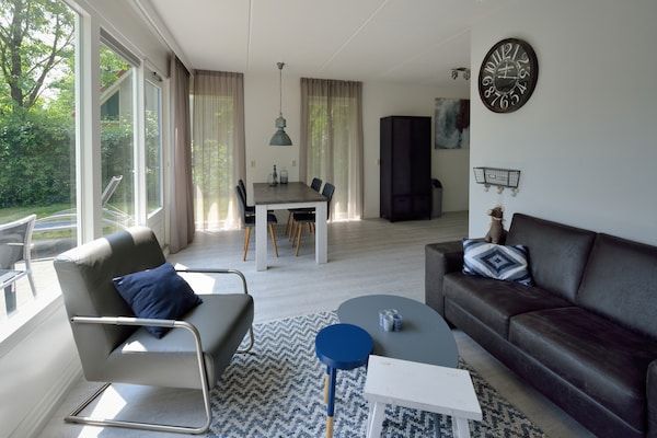 Woonkamer - Villa aan het water met uitzicht in Steendam (4)