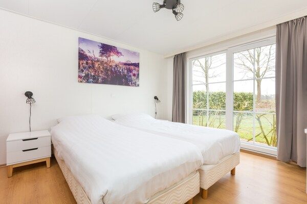 Slaapkamer - Modern en Gezellig Chalet in Twente in Hoge Hexel (5)