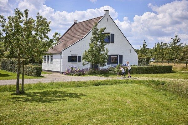 Buitenkant - Boerderij in Limburg met Sauna & Whirlpool in Roggel (1)