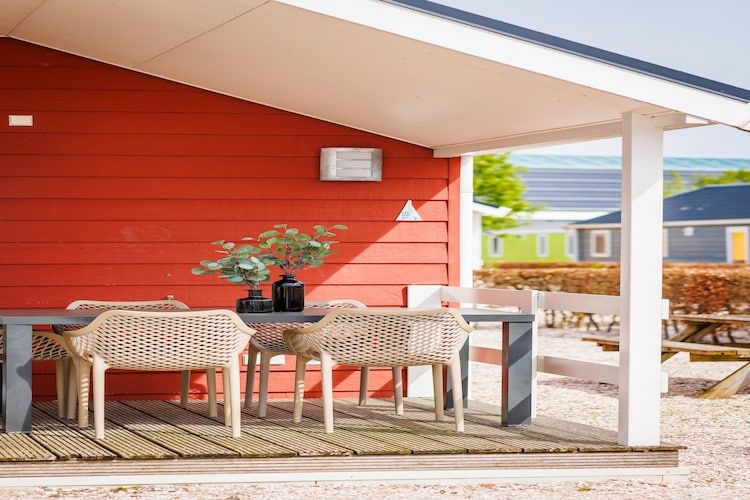 Het terras van Vakantiepark Eiland van Maurik 2 in Maurik