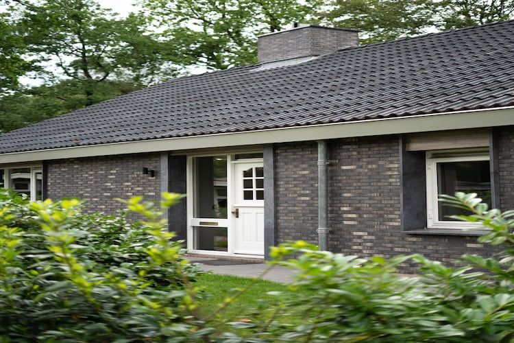De buitenkant van Vakantiepark De Rimboe & De Woeste Hoogte 3 in Hoenderloo