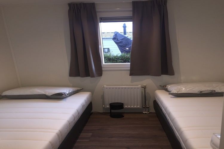 Een slaapkamer van Recreatiepark Rhederlaagse Meren 1 in Lathum