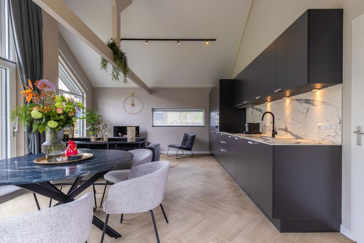 De eetkamer van Vakantiepark Latour 4 in Oirschot