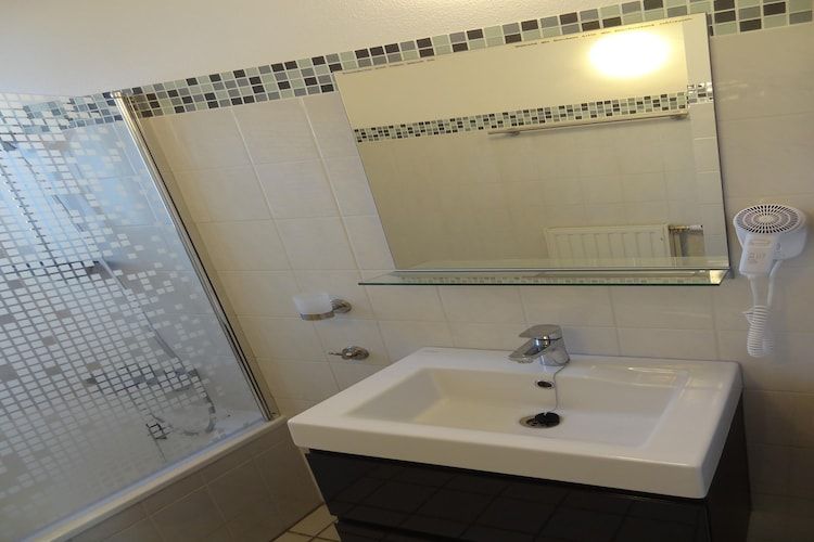 De badkamer van Villapark De Oesterbaai 92 in Wemeldinge